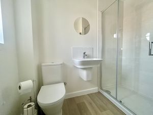 Master En-suite- click for photo gallery